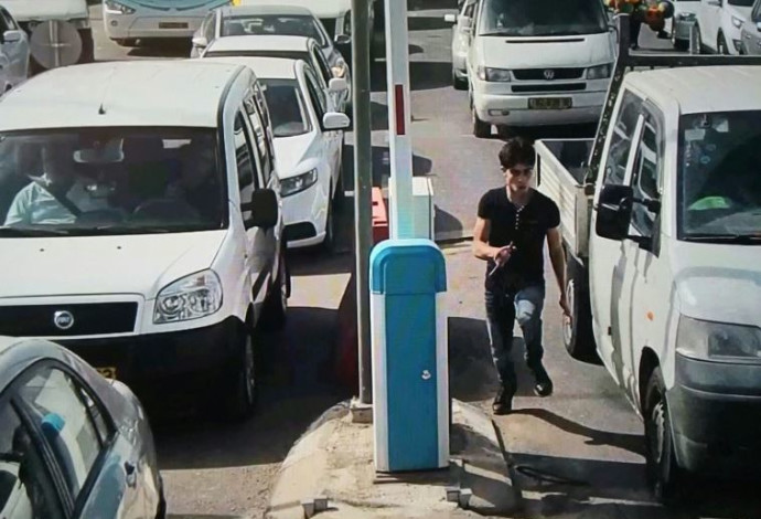 המחבל שניסה לדקור חיילים ליד מחסום ג'למה (צילום:  רשות המעברים במשרד הביטחון)