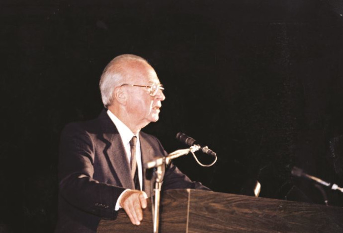 יצחק רבין בעצרת השלום, 1995  (צילום:  נאור רהב)