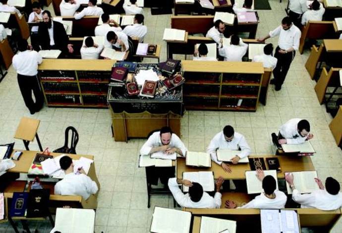 אברכים בכולל (אילוסטרציה) (צילום:  יעקב נחומי, פלאש 90)