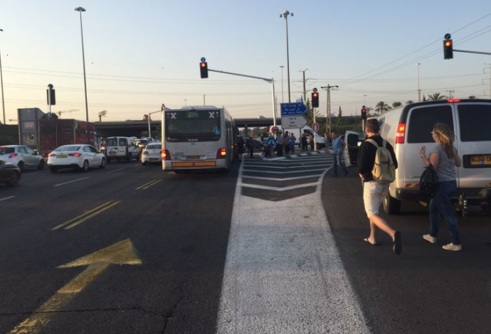 אזרחים שירדו מהאוטובוס בצומת השבעה (צילום:  נטע בר)