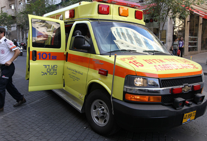 ניידת טיפול נמרץ, אמבולנס (צילום:  נתי שוחט, פלאש 90)