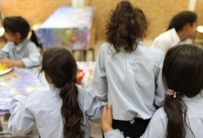 ילדות מתחת לקו העוני מקבלות אוכל (צילום:  נתי שוחט, פלאש 90)