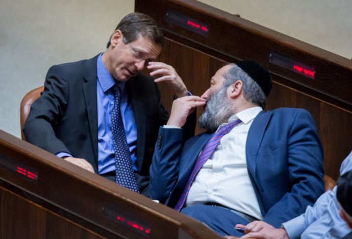 אריה דרעי ויצחק הרצוג (צילום:  מרים אלסטר, פלאש 90)