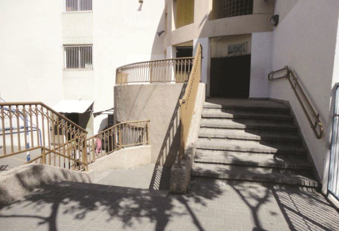 מדרגות חצר בית ספר (צילום:  מתוך דוח מבקר המדינה)