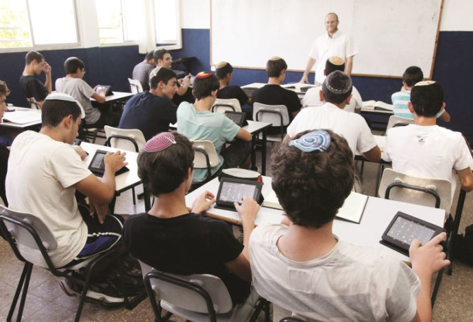 תלמידים עם טאבלט בכיתה (צילום:  נאור רהב)