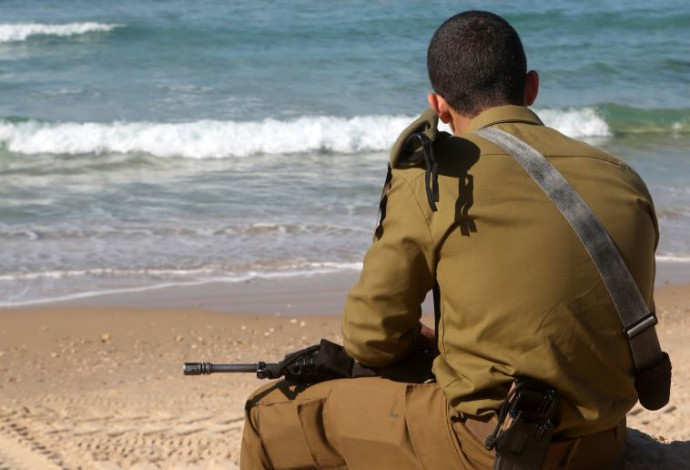 חייל במצוקה נפשית (צילום:  מרק ישראל סלם)