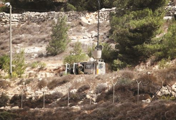 גדר ביטחון בהתנחלות (צילום:  איסאם רימאווי, פלאש 90)