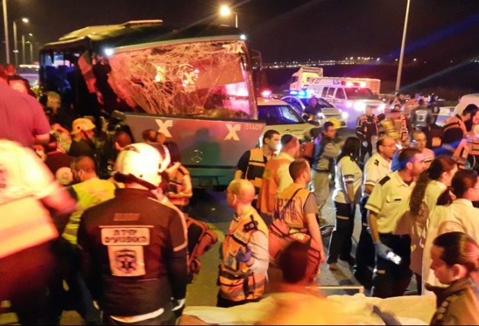 תאונת הדרכים בין האוטובוס למשאית בכביש 1 (צילום:  אורי דייויס - דוברות איחוד הצלה)