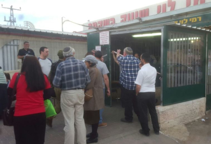 פיגוע דקירה במתחם רמי לוי, שער בנימין (צילום:  נאור כהן - חדשות צ.ב.מ)