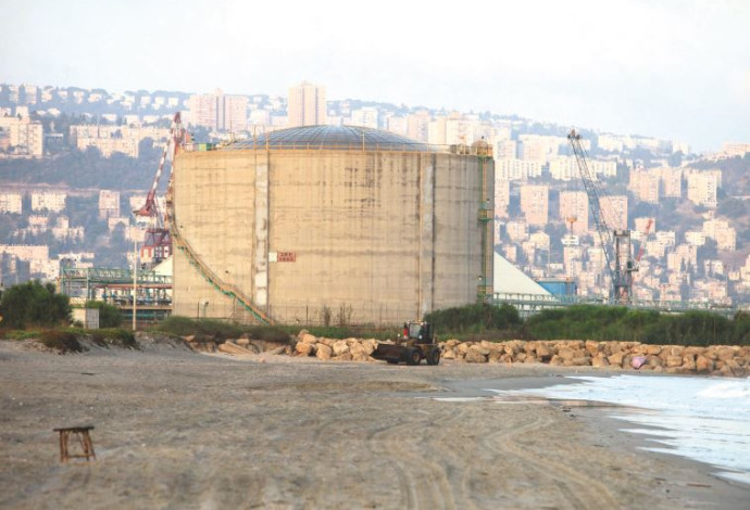 מכל האמוניה בחיפה (צילום:  מקס ילינסון)