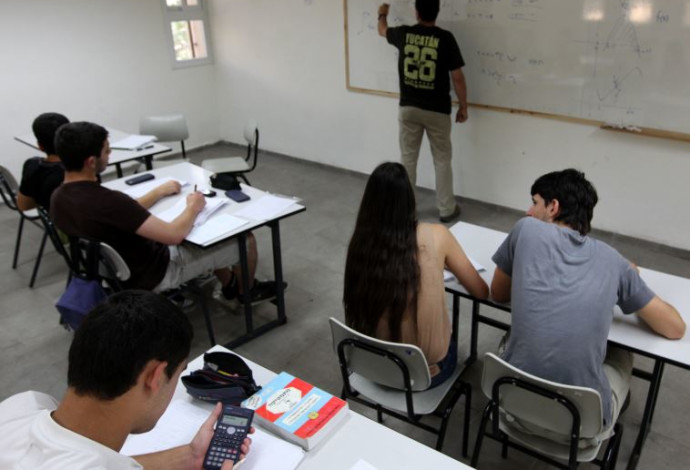 מורה בכיתה. ארכיון (צילום:  קובי גדעון, פלאש 90)