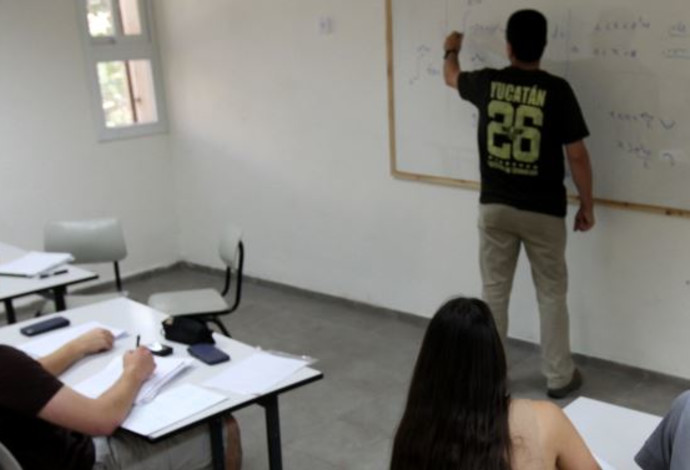 מורה בכיתה. ארכיון (צילום:  קובי גדעון, פלאש 90)