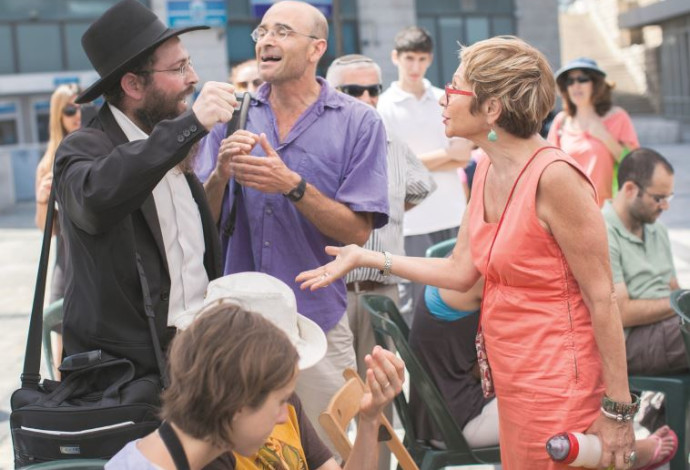 חרדי מתווכח עם חילונים (צילום:  יונתן זינדל, פלאש 90)