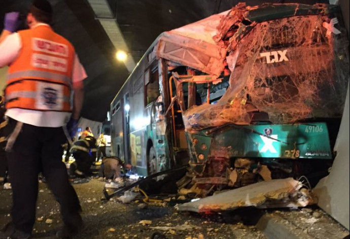 תאונת אוטובוס במנהרות הכרמל (צילום:  דוברות איחוד הצלה כרמל)