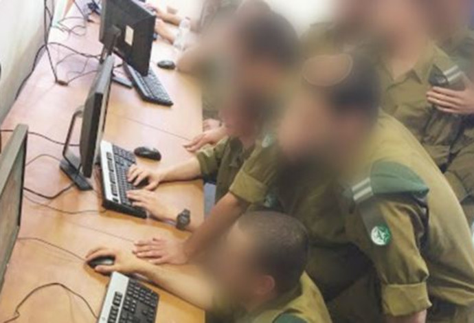 Des soldats du Corps du renseignement recueillent des renseignements (Photo : avec l’aimable autorisation du porte-parole de Tsahal)