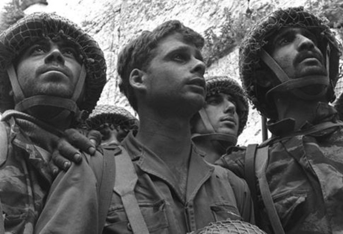 הצנחנים בכותל המערבי  (צילום:  דוד רובינגר, לע"מ)