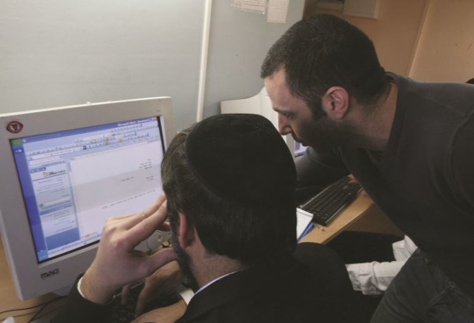 חרדים עובדים מול מחשב (צילום:  יוסי זמיר פלאש 90)