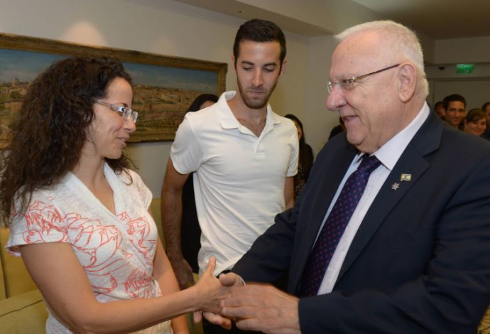נשיא המדינה ראובן ריבלין עם מיקה, אימה של שירה בנקי ז"ל (צילום:  עמוס בן גרשום, לע"מ)
