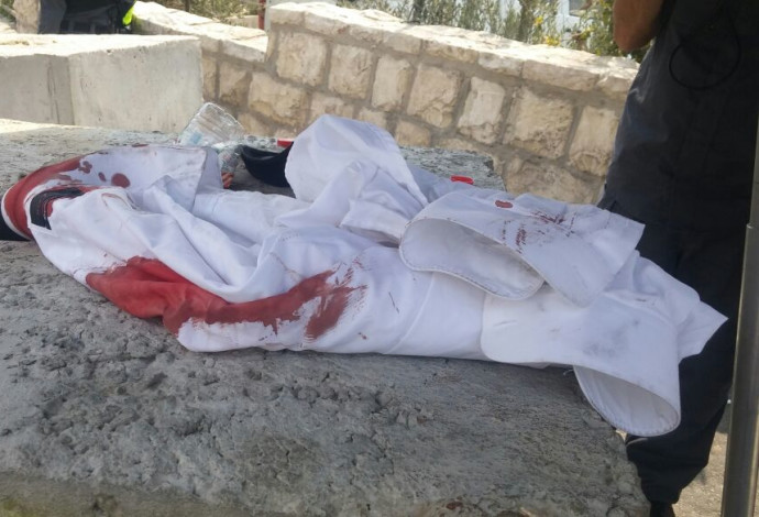 הבגד העקוב מדם שלבש הנדקר בירושלים (צילום:  חטיבת דובר המשטרה)