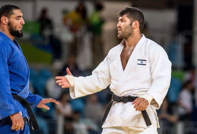 יריבו המצרי של אורי ששון מסרב ללחוץ את ידו (צילום:  אסף קליגר)