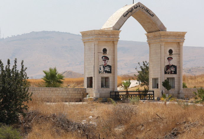 מעבר הגבול ל"אי השלום", בקעת הירדן (צילום:  אריאל בשור)