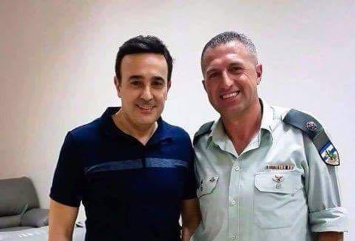 סאבר א-ריבאעי והקצין הישראלי (צילום:  מתוך עמוד הפייסבוק של מתאם הפעולות בשטחים)