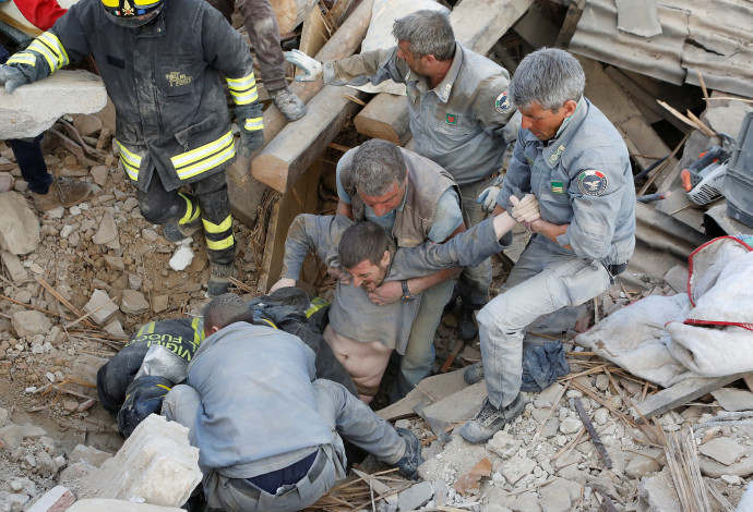 חילוץ נפגעים ברעידת האדמה באיטליה (צילום:  רויטרס)