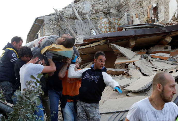 חילוץ לכודים ברעידת האדמה באיטליה (צילום:  רויטרס)