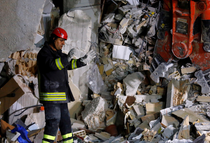 חילוץ ניצולים ברעידת האדמה באיטליה (צילום:  רויטרס)