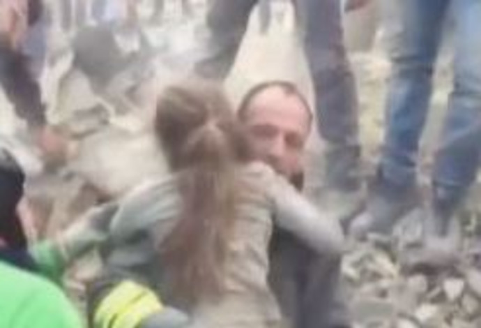 חילוץ בת 8 מההריסות באיטליה (צילום:  צילום מסך)