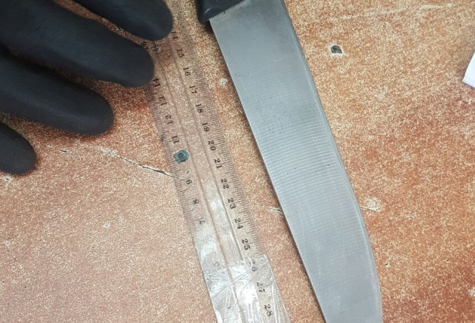 סכין שנתפסה אצל צעירה במעבר קלנדיה (צילום:  דוברות המשטרה)