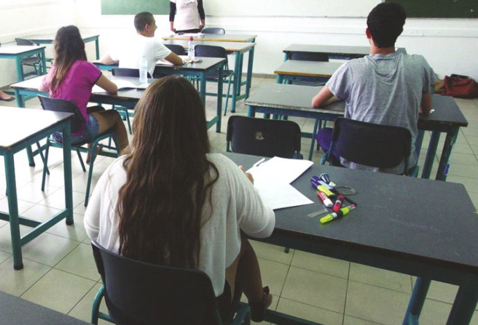 תלמידים בבחינה (צילום:  אלוני מור)
