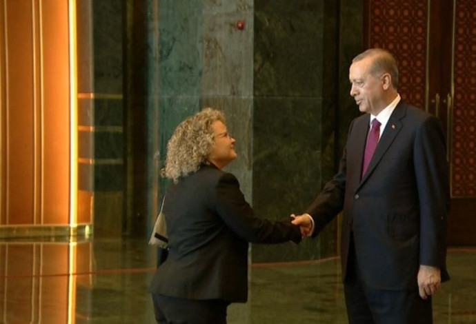שני קופר, הציר המדיני של ישראל בטורקיה, לוחצת את ידו של הנשיא ארדואן (צילום:  ארמון הנשיאות הטורקי)