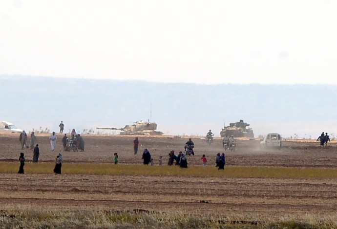 טנקים טורקיים חוצים את הגבול לסוריה (צילום:  רויטרס)