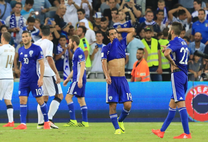 נבחרת ישראל אחרי ההפסד לאיטליה (צילום:  ערן לוף)