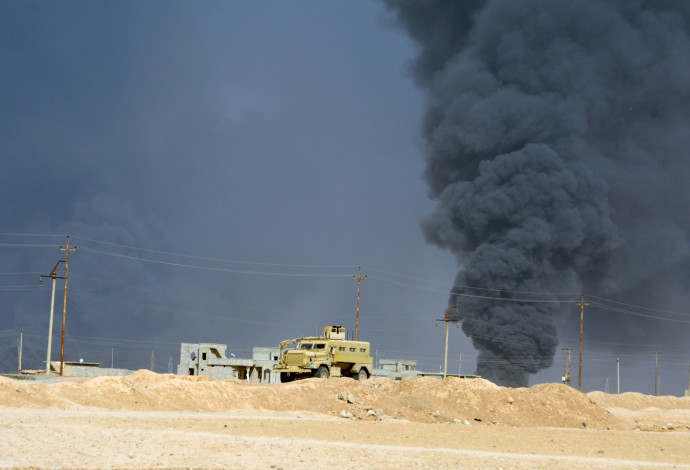 עשן מיתמר לאחר קרבות עם דאעש בעיראק (צילום:  רויטרס)