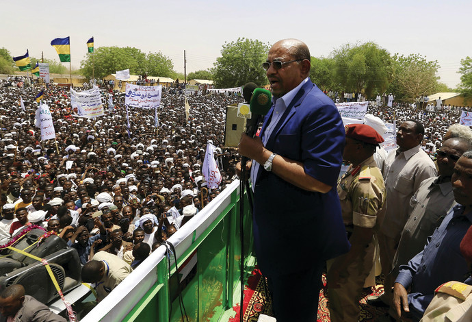 הנשיא הסודני עומר אל־בשיר בעצרת בדרום דארפור (צילום:  רויטרס)