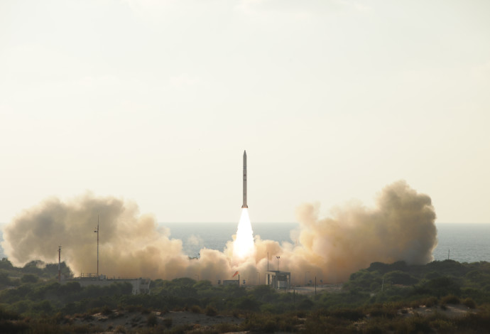 שיגור הלווין אופק 11 (צילום:  מנהלת החלל במפא"ת, משרד הביטחון)