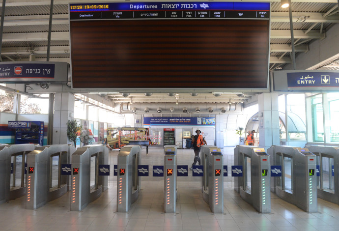 תחנת הרכבת תל אביב סבידור מושבתת (צילום:  אבשלום ששוני)