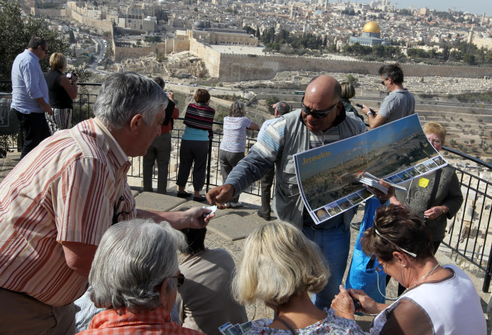 תיירים על הר הזיתים בירושלים (צילום:  נתי שוחט, פלאש 90)