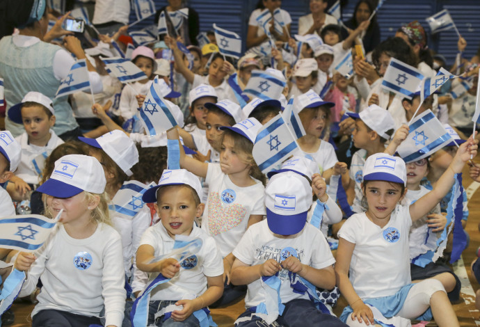 ילדים עם דגלי ישראל (צילום:  גרשון אלינסון, פלאש 90)