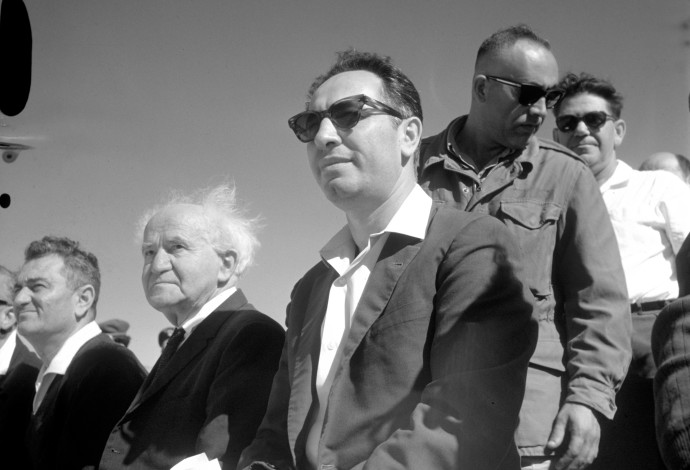 שמעון פרס  כמנכ''ל משרד הביטחון עם דוד בן גוריון (צילום:  לע"מ)
