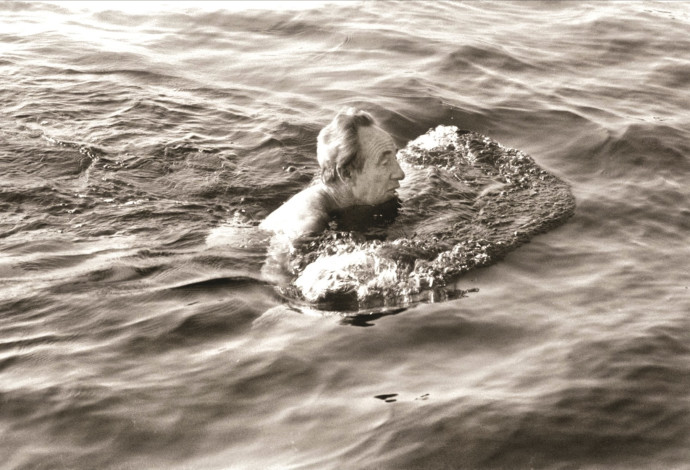 שמעון פרס שוחה בכנרת 1988 (צילום:  חנניה הרמן)
