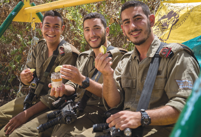 חיילי צה"ל אוכלים תפוח בדבש (צילום:  דובר צה"ל)