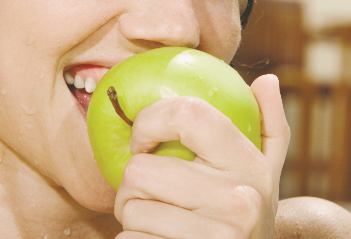 אכילת תפוח (צילום:  אינגאימג)
