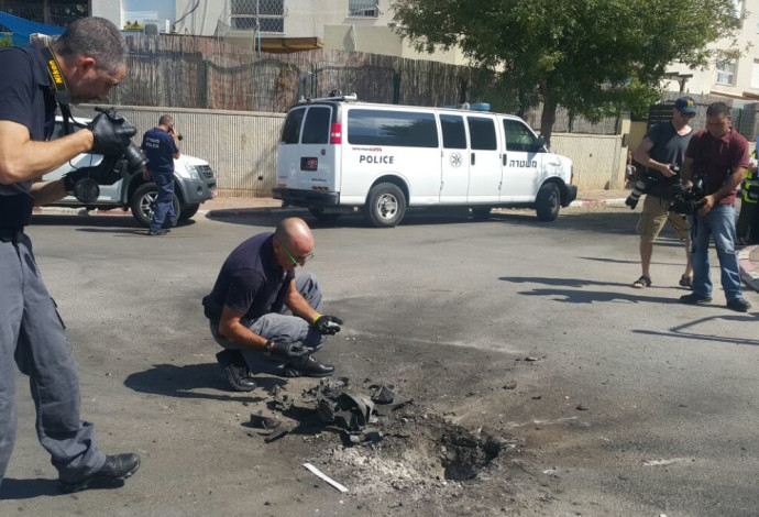 נפילת רקטה בשדרות (צילום:  דוברות המשטרה)