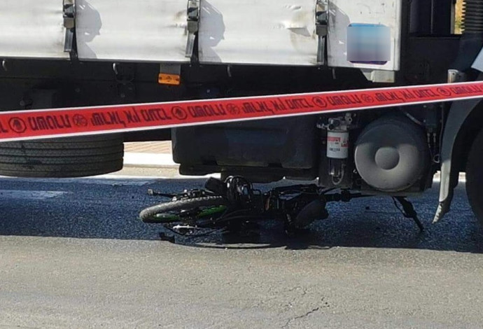 רוכב אופניים חשמליים בן 13 נדרס על ידי משאית (צילום:  כבאות והצלה)