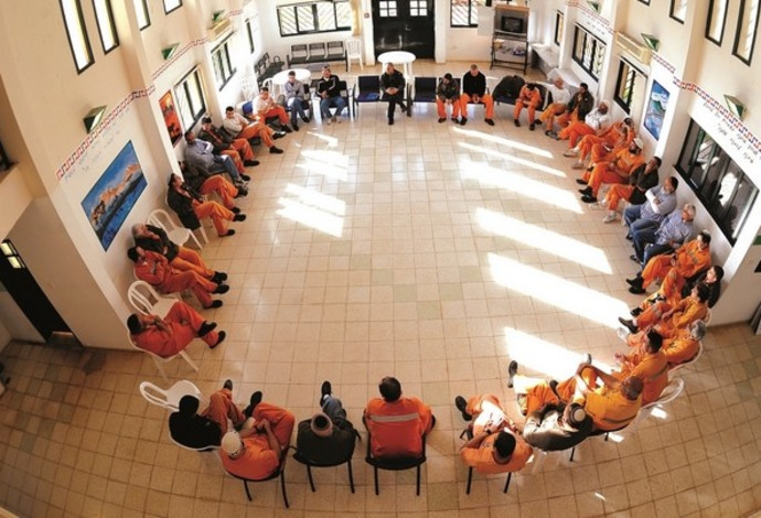 קבוצה טיפולית בכלא (צילום:  באדיבות השב"ס)