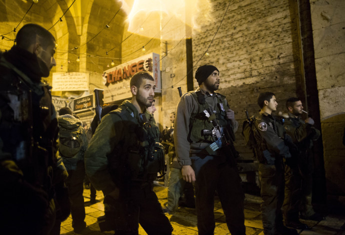 שוטרי מג"ב בירושלים בלילה (צילום:  פלאש 90)