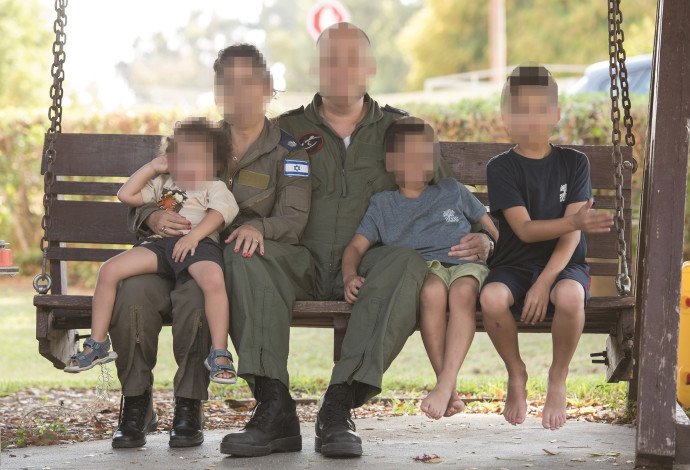 סא"ל אופיר ורס"ן קרן עם ילדיהם (צילום:  דובר צה"ל)